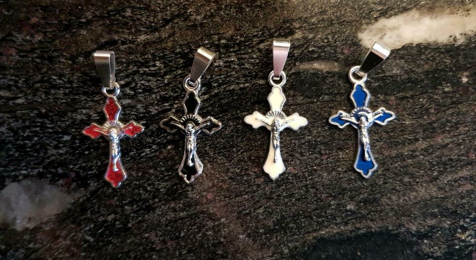 Schmuck-Anhänger kleines Kreuz verschiedene Farben. in Baden-Württemberg -  Karlsbad