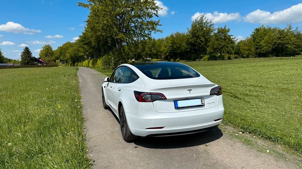 Tesla Model 3 LR 2022 Allrad + AHK + USS in Monschau