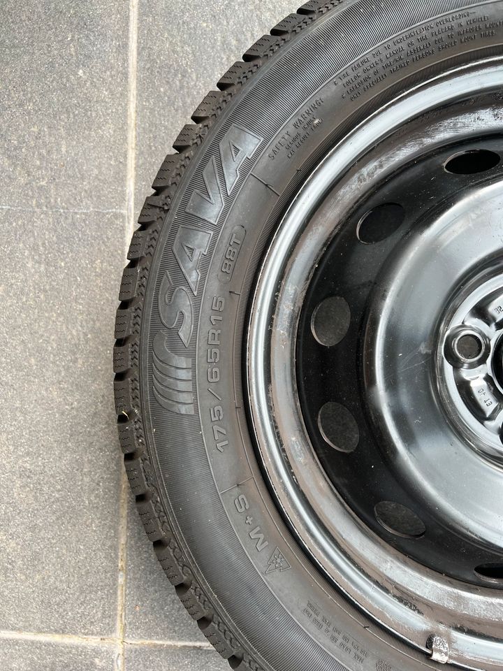 4x Stahlfelgen mit Winterreifen / 175/65R15 wie neu! in Schwelm