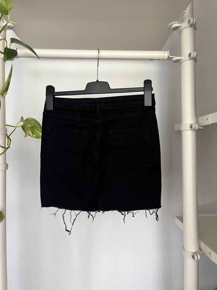 Schwarzer stretchy Jeans Minirock von Parisian Größe M/L in Stuttgart