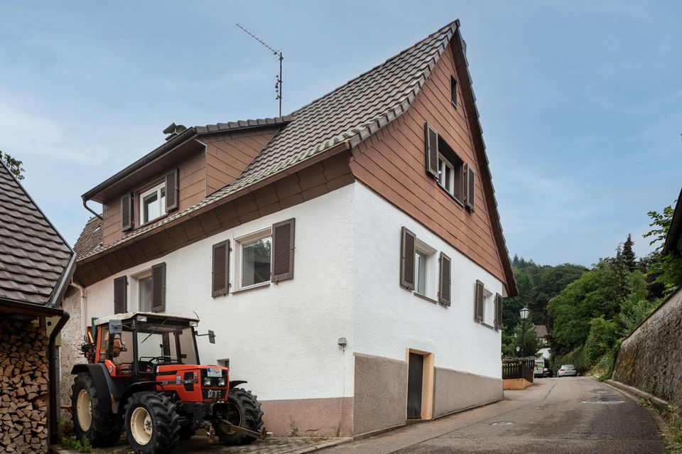 Einfamilienhaus mit Potenzial, riesigem Grundstück und Scheune in Badenweiler