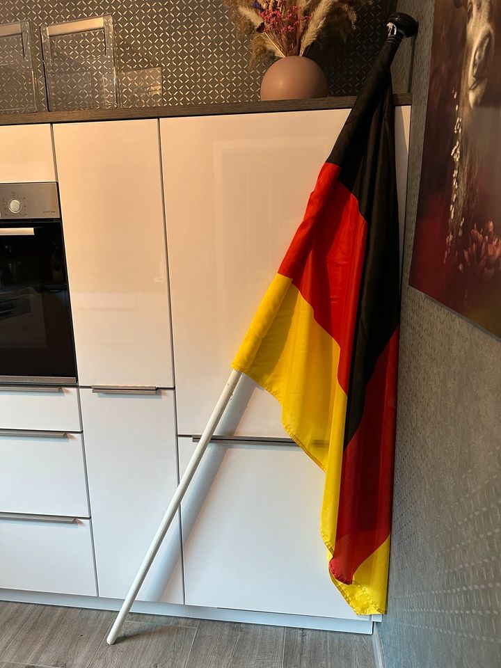 EM WM Fußball Deutschlandflagge inkl Wandhalterung, Stange ca 2 m in Oldenburg