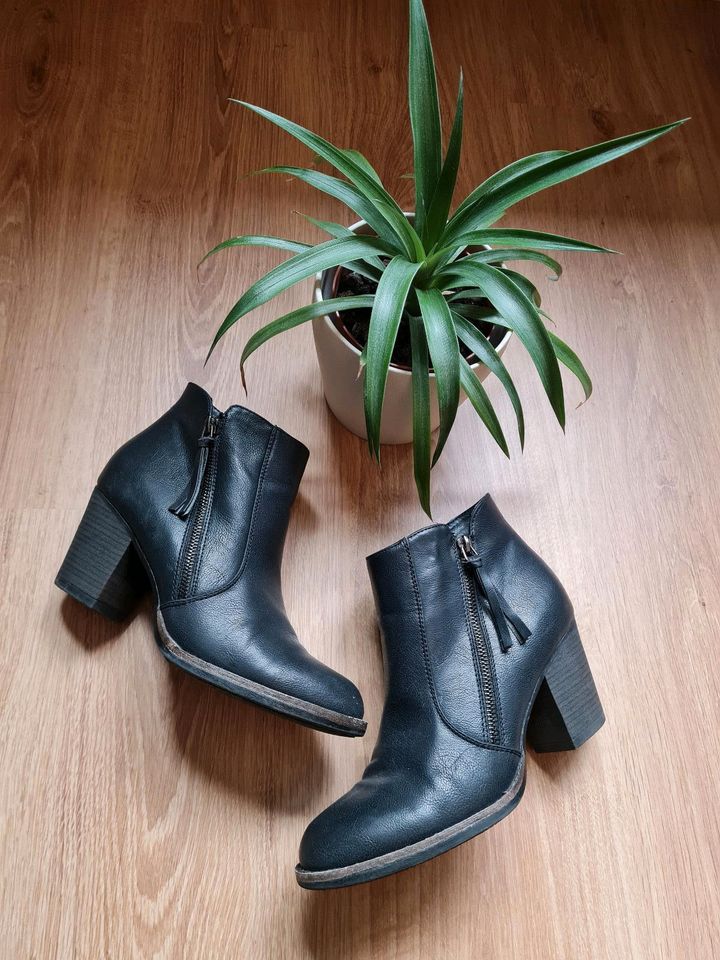 STIEFELETTEN ❤️ 38/39 HALBSTIEFEL WILDLEDER ABSATZ STIEFEL in Düsseldorf