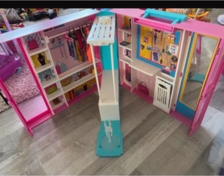 Barbie Traum Kleiderschrank in Asperg