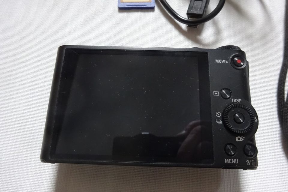 Sony Cybershot DSC-WX350 mit viel Zubehör kaum Gebrauchsspuren in Hildesheim