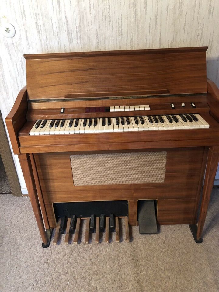 Altes Harmonium/Heimorgel, Fabr. FARFISA, Nussbaum Hochglanz in Kelsterbach