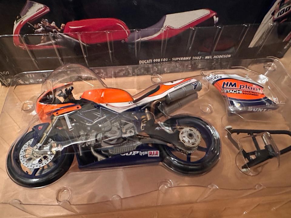 Ducati 998 F01 Superbike 2002 Neil Hodgson Minichamps 1:12 Ducati 998 F01 Superbike 2002 Neil Hodgson Minichamps 1:12