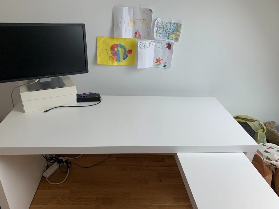Reduziert:  Schreibtisch mit Ausziehplatte, weiß, 151x65 cm in Verden