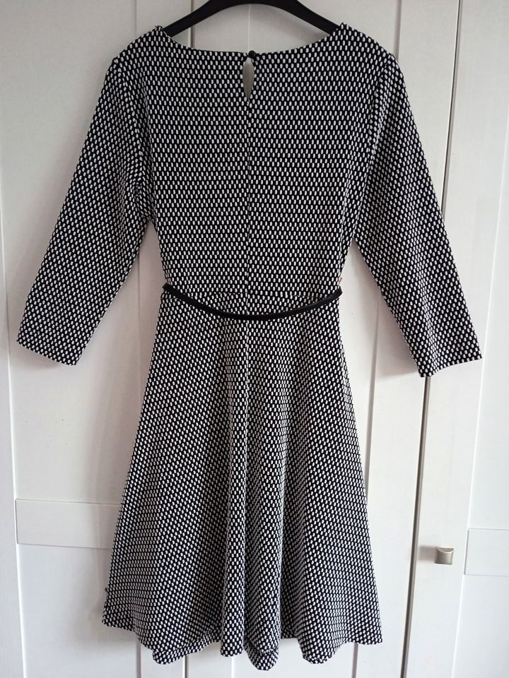 NEuES , wunderschönes BuSiNESS - Kleid von " CoMMA "  Gr. 38 in Spahnharrenstätte