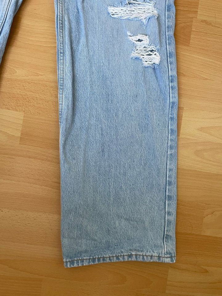 Hellblaue Wide Leg Jeans, distressed, von Pull & Bear, Gr. 34 in Sankt Margarethen