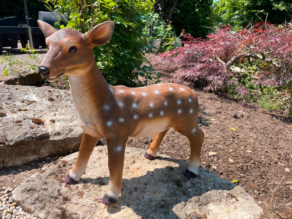 Reh Bambi stehend Deko Figur Garten Wildtier in Waldbreitbach