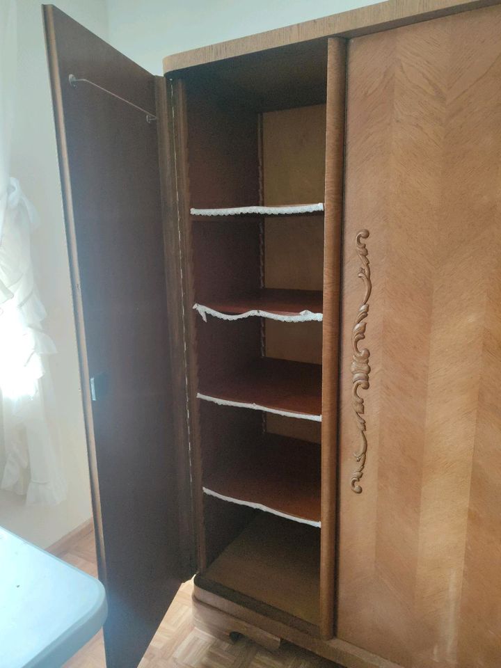 Alter Kleiderschrank und Sideboard mit Spiegel in Rodgau