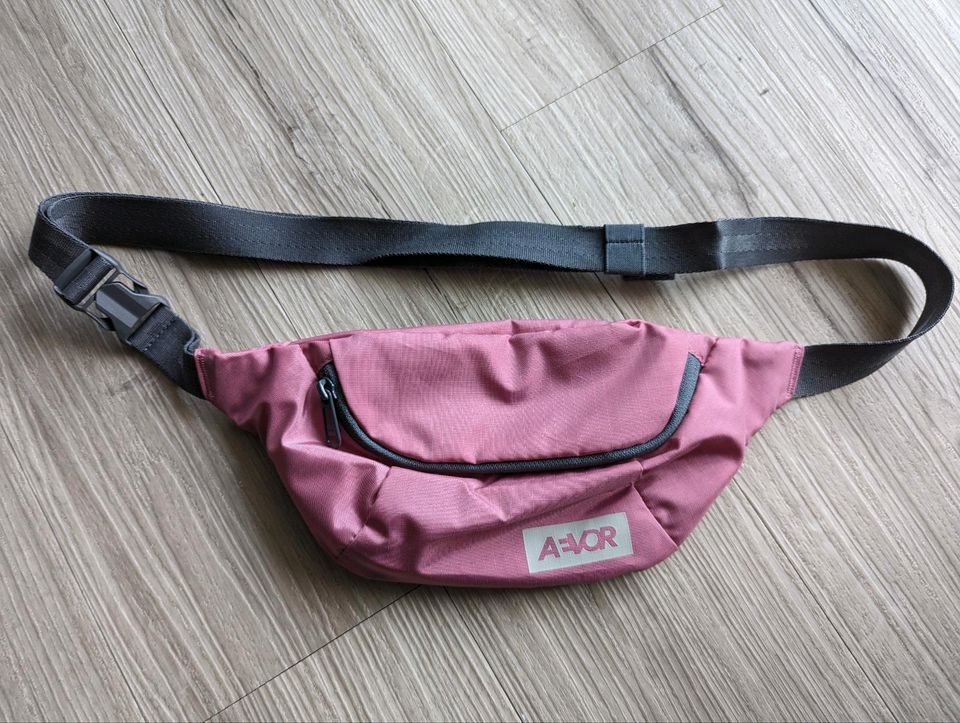 Aevor Cassis pink Brusttasche Body Bag in Bocholt