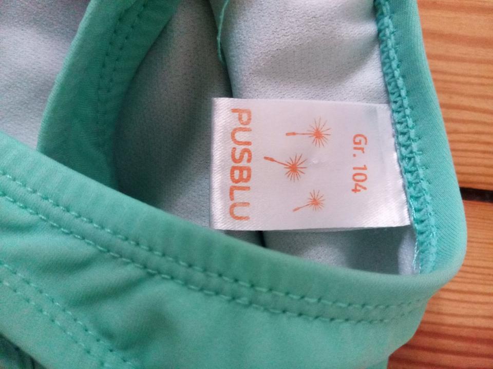 2x Badeanzug Gr 104 110 Pusblu blau Regenbogen pink Vögel in Berlin