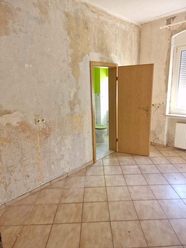 Sanierungsbedürftige Wohnung im Mehrfamilienhaus (EG links/rechts) in Bernburg (Saale)