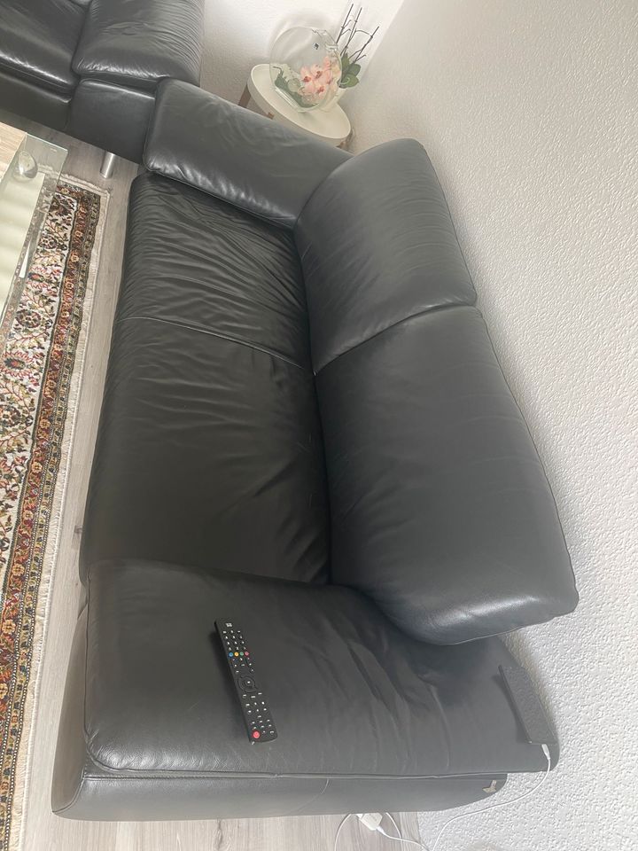 Echtes Leder 2x 3-Sitzer Sofa inklusive Hocker in Neuss