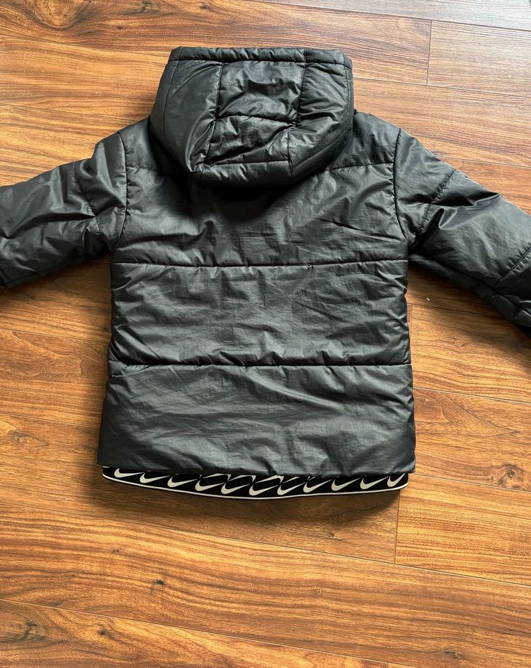 schöne schwarze Nike Jacke XS in Löhne