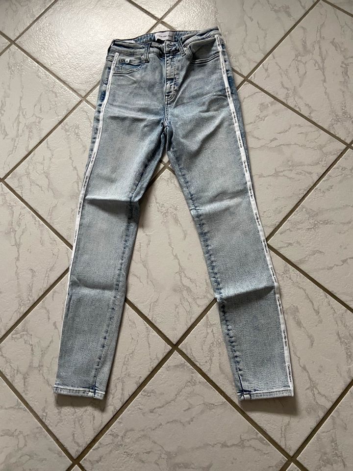 neuwertige Jeans von Calvin Klein Gr. 30/32 in hellblau in Barntrup