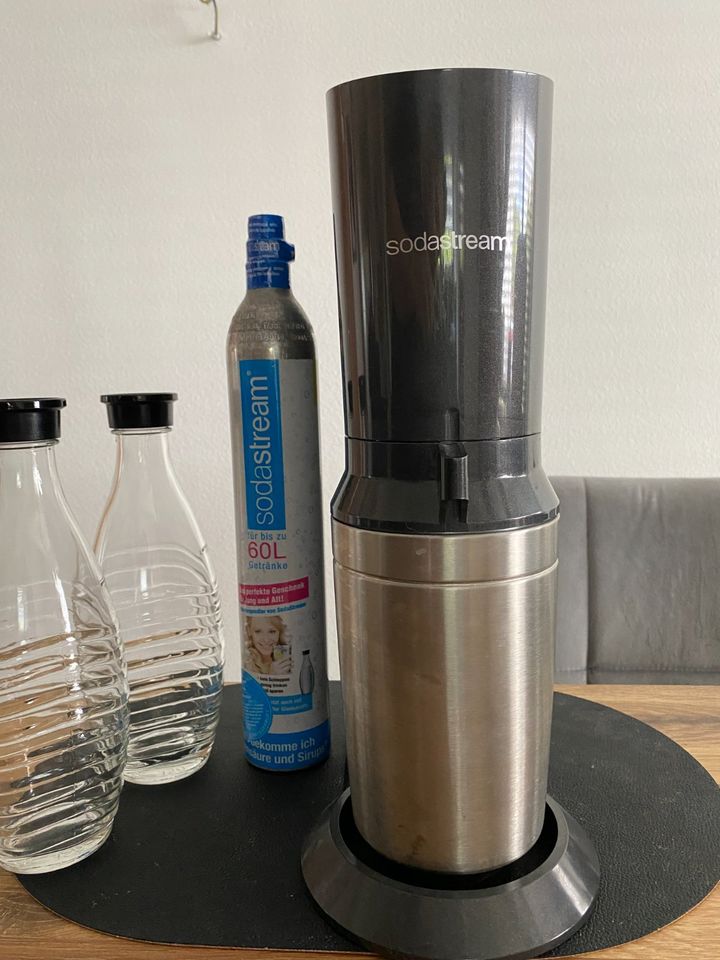SodaStream mit 2 Glasflaschen und zusätzlichem Zylinder - 69 € VB in Herbrechtingen