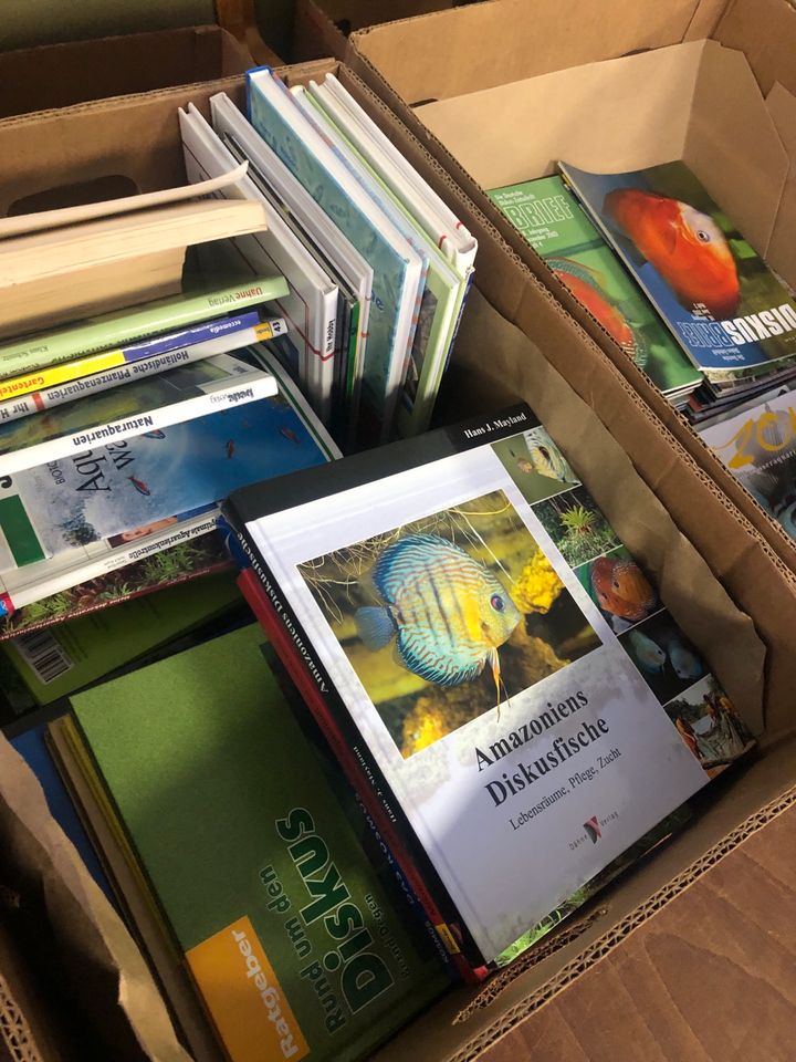 4 Kisten Aquarienbücher Diskus Amazonas zu Verschenken in Bielefeld