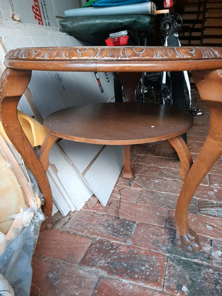 runder antiker Holztisch in Einbeck