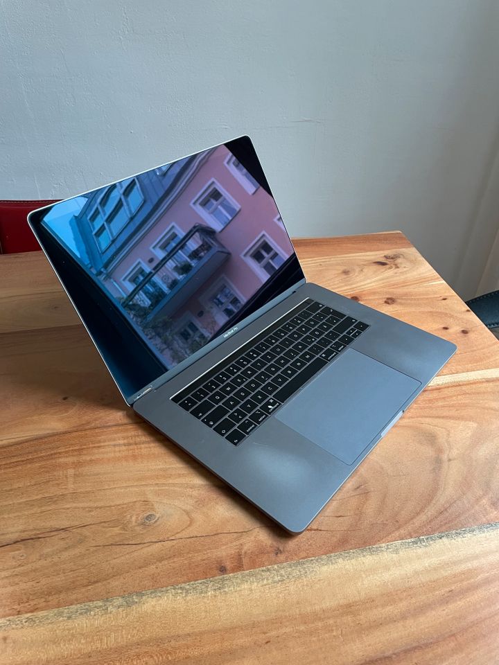 Gebrauchtes MacBook Pro 2018 15'' mit Überholbedarf in Berlin