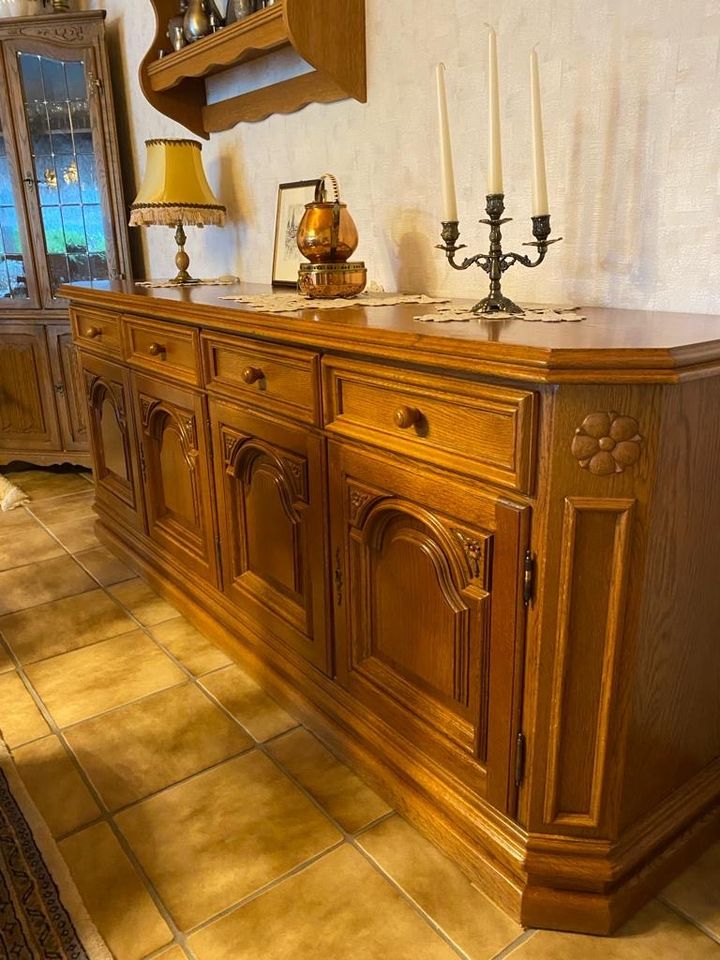 ESSZIMMER  EICHE RUSTIKAL MIT SIDEBOARD UND ECKVITRINE in Walsrode