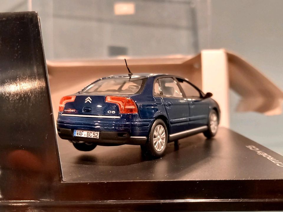 Citroën C5 I ph2 2004-2007 blau, grau, champagne 1/43 Norev in Aachen