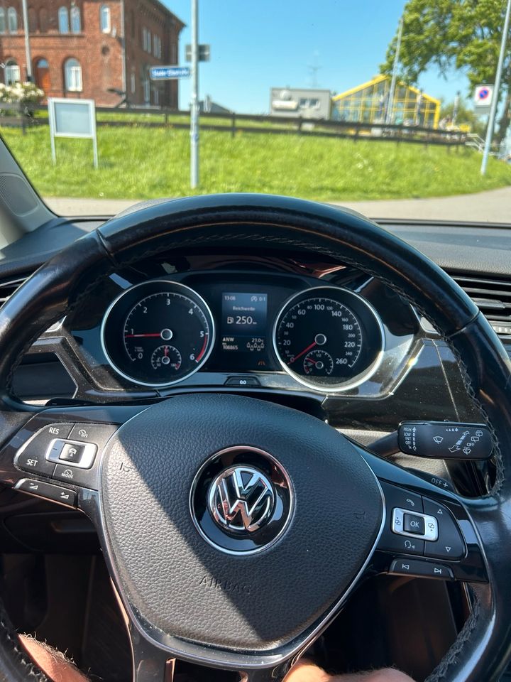 VW Touran 2016 als 7 Sitzer | TÜV neu in Kutenholz