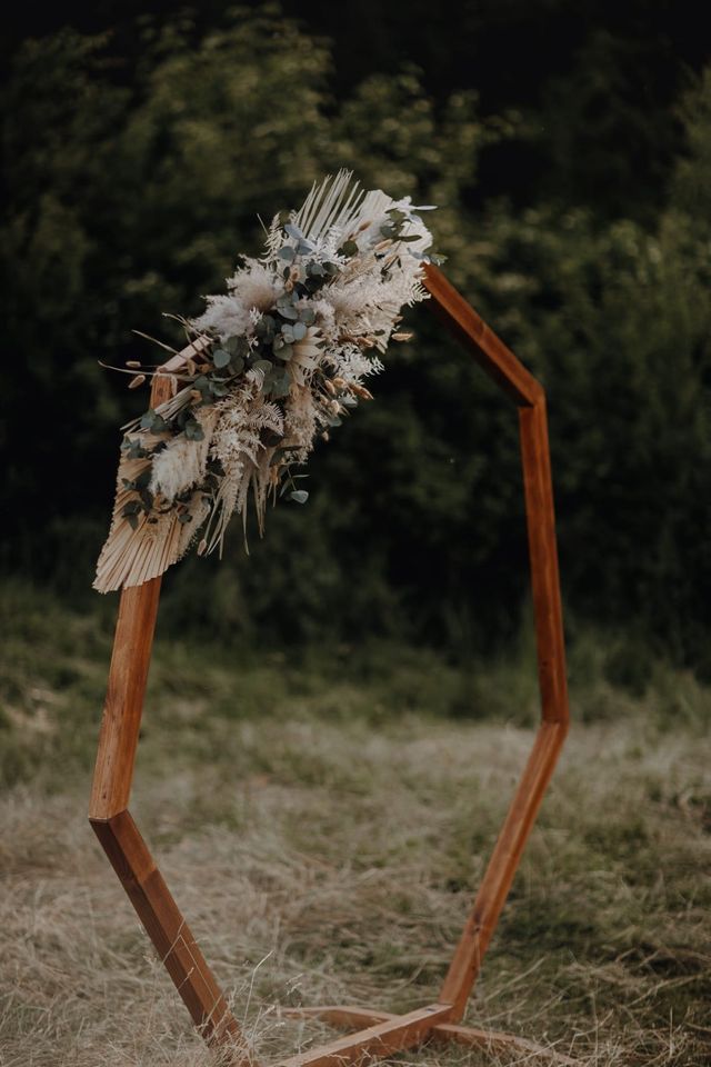 Boho Hochzeit Trauung Stühle Dielentische Bänke mieten leihen in Sommerhausen Main