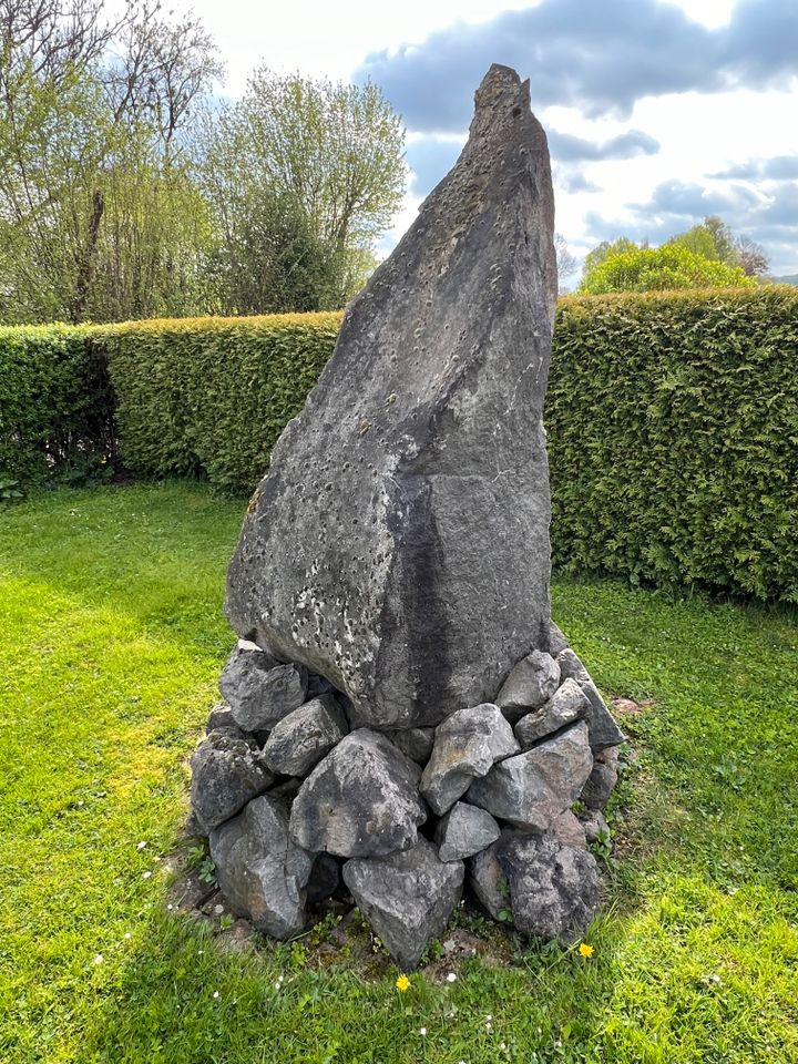 Großer Basaltstein aus der Eifel in Calden
