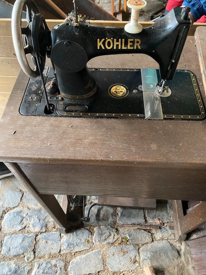 Antike Köhler Nähmaschine mit Tisch in Lahnau