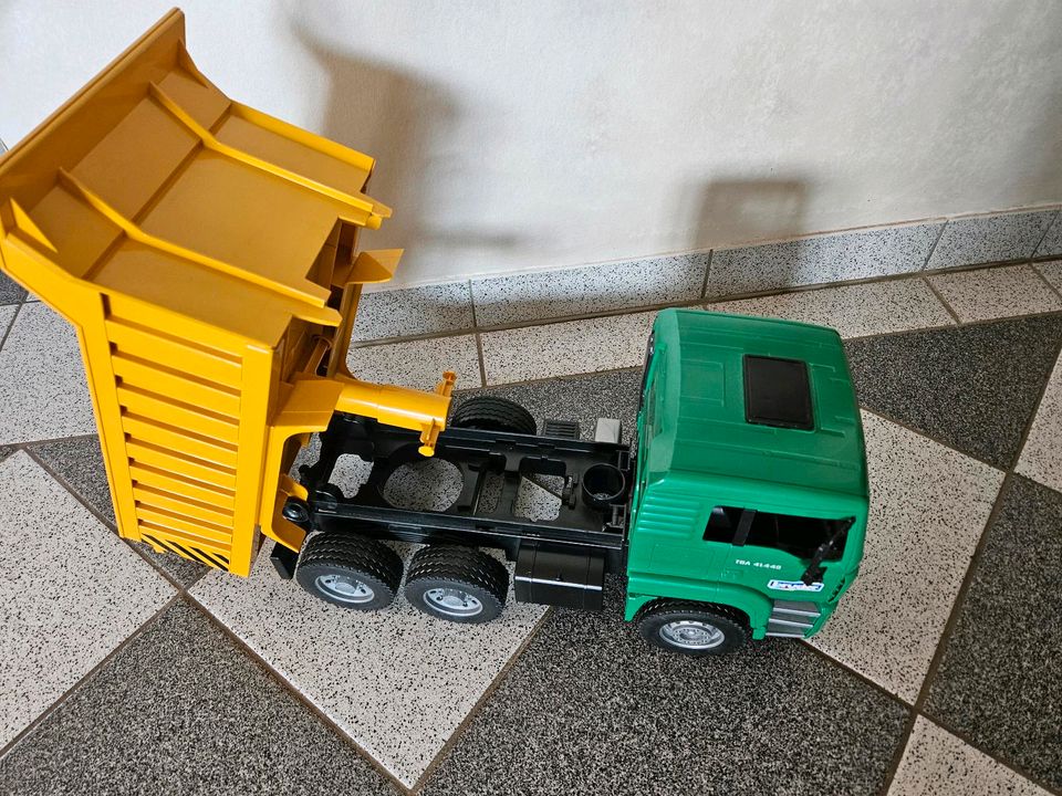Bruder MAN Lastwagen Kipplaster in Kreuzau