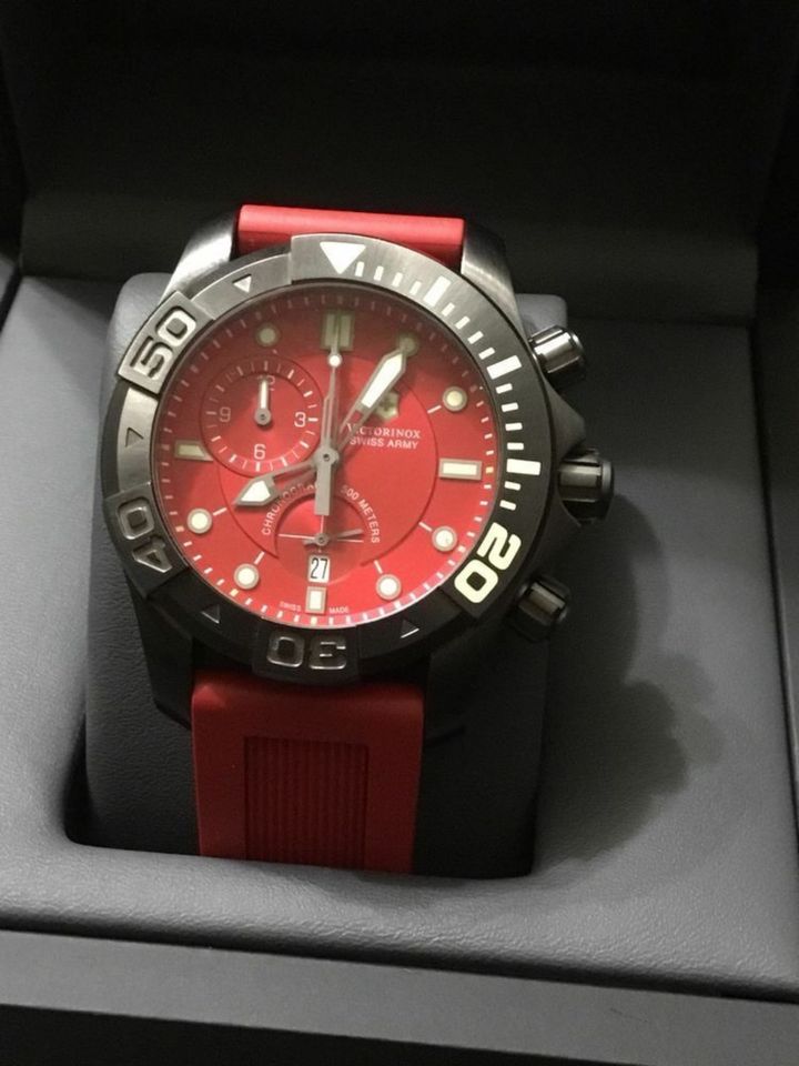 Victorinox Swiss Army Red Dial Dive Master 500 in Unterbreizbach