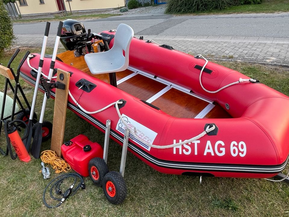 Schlauchboot mit 9.9 PS Außenbordmotor und Hafentrailer in Demmin