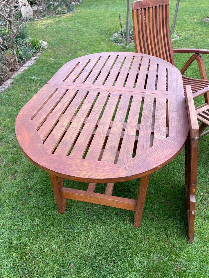 Gartentisch, 2 Gartenstühle und 2 Hocker, Teakholz ,und Polster in Lüneburg