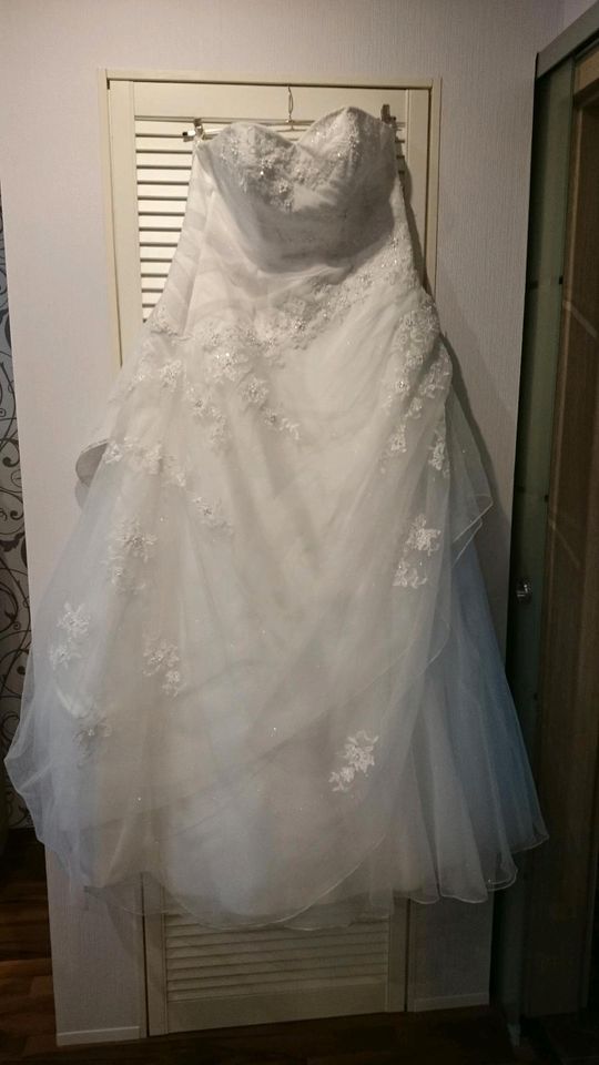 Brautkleid/Hochzeitskleid mit Schnürung, Größe variabel 40/42/44 in Schenklengsfeld