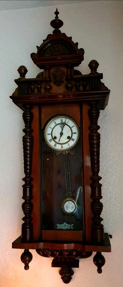 Beistelltisch -  Nähtisch 60 Euro VB, alte Uhr 105 Euro VB in Wiesbaden