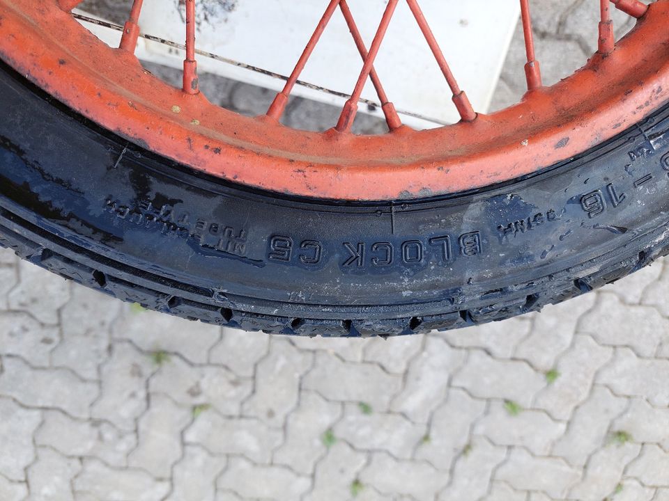 Hinterrad von altem Motorad Rad und Reifen Antik in Warnow