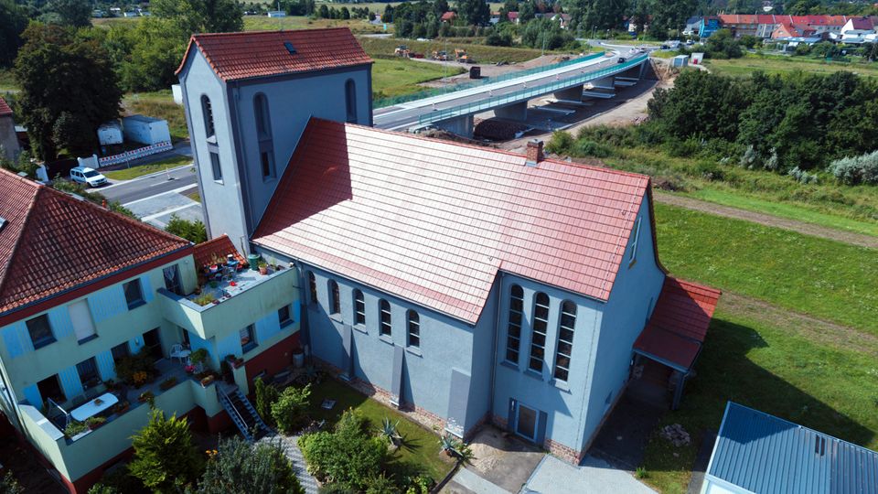 Voll vermietetes Mehrfamilienhaus inkl. Eventkirche und Baugebiet (B-Plan vorhanden) in Jeßnitz! in Jeßnitz