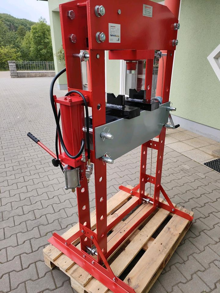 HOLZMANN Werkstattpresse 50 t WP50ECO 50 Tonnen hydraulisch pneumatisch Aktion in Nabburg