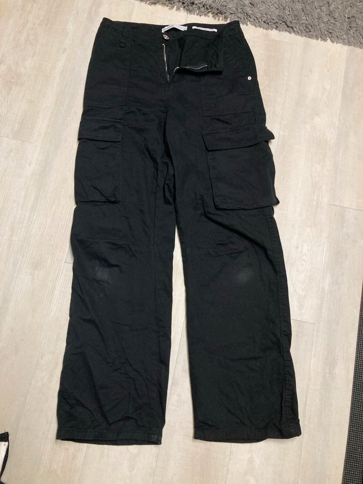 Bershka Cargo Hose Gr38 in Niederdorfelden