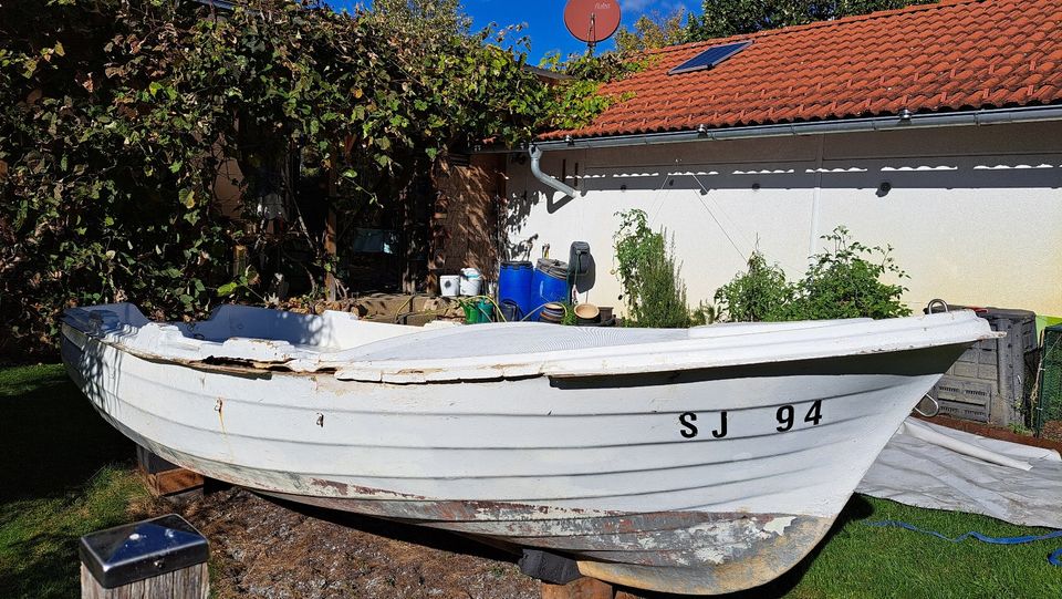 Reparaturbedürftiges Boot in Kolbermoor