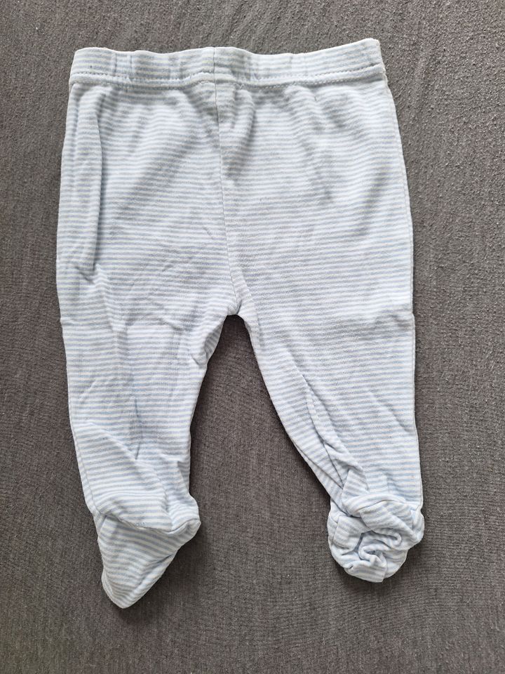 blau-weiß gestreifte Babyhose mit breitem Bund und Füßchen Gr. 68 in Berlin