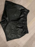 Kurze Kunstleder Hose für Mädchen schwarz Gr. 164 Nordrhein-Westfalen - Krefeld Vorschau