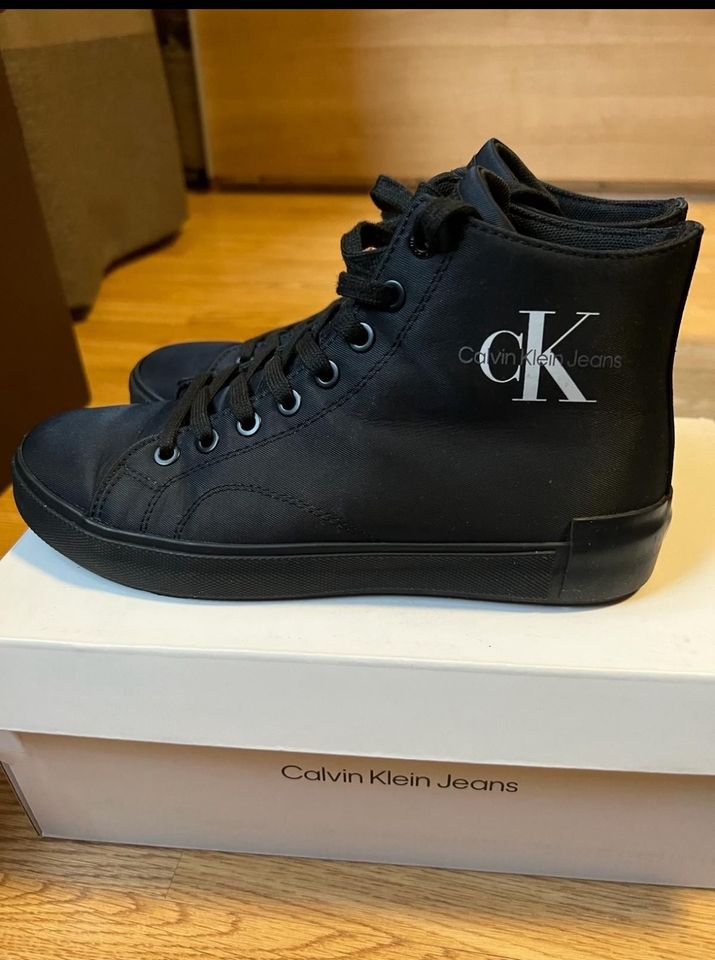 Calvin Klein Chucks Gr 38 / neuwertig in Hamburg