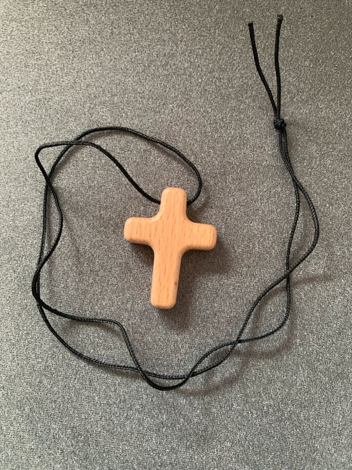 Kette mit Kreuz Holzkreuz zum Umhängen m Kordel ca. 4,5 x 3,5 cm in Würselen