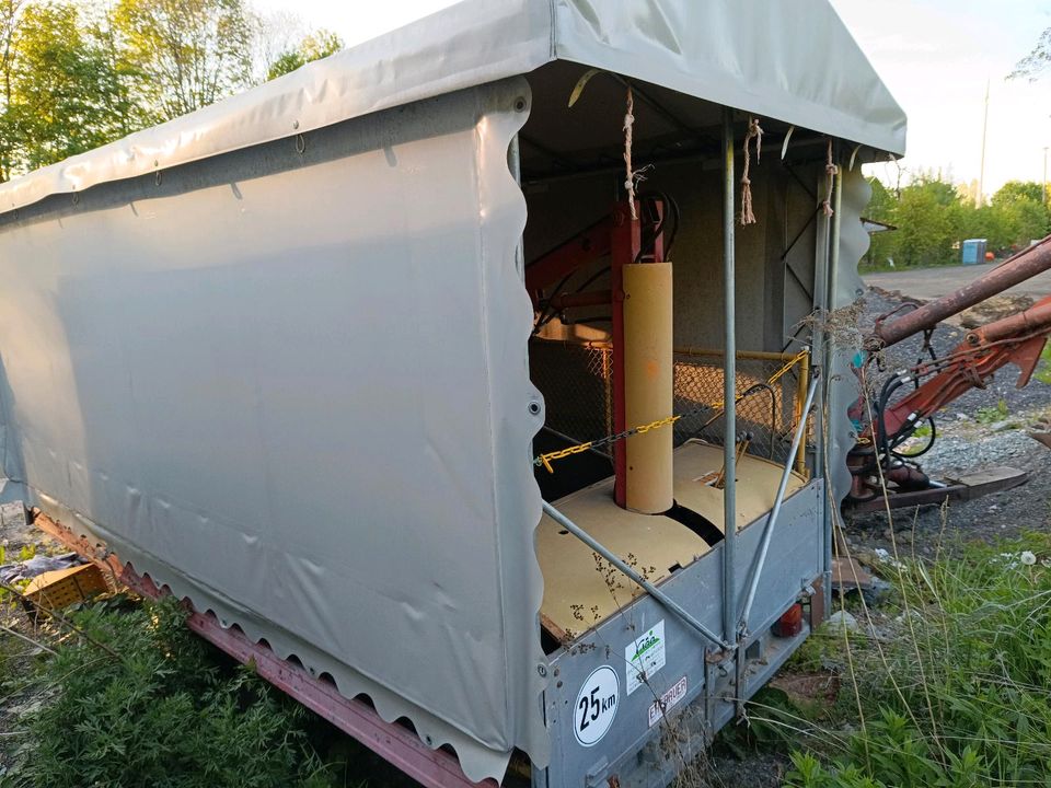 Pkw Anhänger kran Bagger in Lößnitz