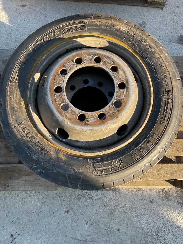 2x gebrauchte LKW Reifen PIRELLI ST01 in Boxberg / Oberlausitz