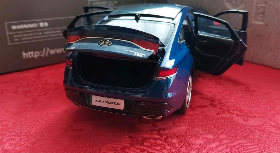 1:18 Hyundai Lafesta  Blue metallic ovp neu in Berlin